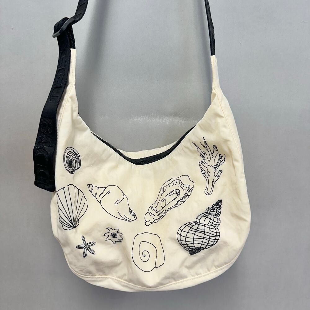 Baggu Medium nylon crescent bag in Embroidered Shells crossbody adjustable NWT - Picture 13 of 16